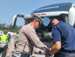 Polisi-Dishub Garut cek kelayakan bus pariwisata cegah kecelakaan