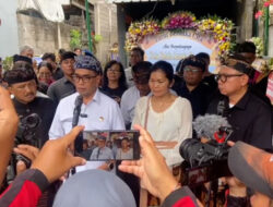 Menhub melayat ke rumah duka Putu Satria, sebelum upacara pengabenan