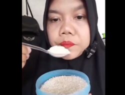 Viral! Aksi Random Emak-Emak Melahap Beras Layaknya Makan Nasi