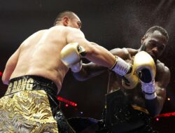 Hook Kanan Zhang Zhilei Bikin Deontay Wilder Ambruk di Ronde Kelima